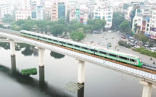 Video: Ngắm toàn cảnh đoàn tàu chạy băng băng trên tuyến đường sắt Cát Linh - Hà Đông