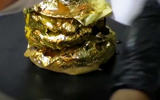 Video: Độc đáo bánh mì kẹp thịt bọc bằng vàng lá 24k