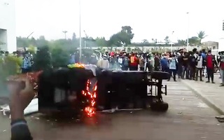 Video: Công nhân nhà máy Apple bạo loạn vì bị nợ lương