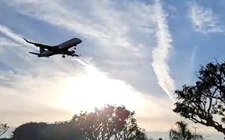 Video: Máy bay chở thi hài cố nghệ sĩ Chí Tài đã hạ cánh xuống sân bay Los Angeles, Mỹ