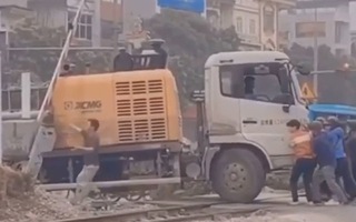 Video: Thót tim cảnh giải cứu xe tải bị kẹt trên đường ray khi tàu đang lao tới
