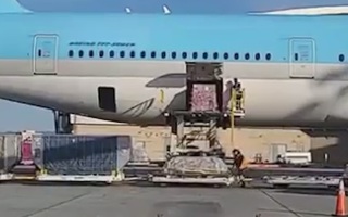 Video: Thi hài cố nghệ sĩ Chí Tài được đưa xuống sân bay và di quan về nhà quàn tại Mỹ