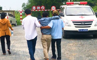 Video: Sà lan tông chìm ghe chở cát, bỏ mặc 2 vợ chồng giữa sông