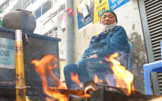 Video: Rét đậm bao trùm, người Hà Nội đốt lửa giữa phố để sưởi ấm