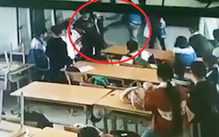 Video: Phụ huynh xông vào tận lớp đấm, đá học sinh lớp 6 ở Điện Biên