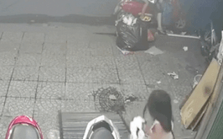 Video: Người phụ nữ xúi bé gái vào shop quần áo trộm giày