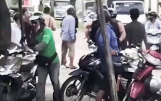 Video: CSGT bị nhóm nam thanh niên đánh tới tấp trên đường Nguyễn Văn Linh