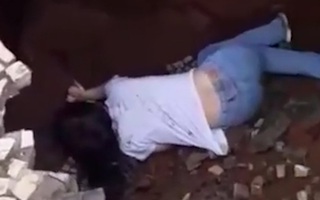Video: Cô gái bị hố 'tử thần nuốt chửng' khi đang đi bộ trên đường
