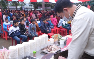 Đỏ lửa xuyên đêm nấu hơn 2.000 tô phở tặng trẻ em vùng núi Nghệ An