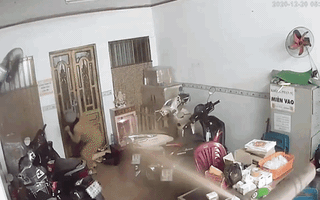 Video: Người đàn ông táo tợn xông vào nhà xịt hơi cay