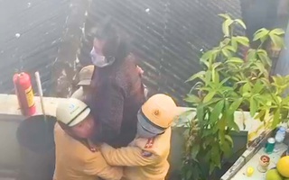 Video: Cảnh sát giao thông Hải Phòng leo lầu cứu bà cụ 83 tuổi mắc kẹt trong căn nhà đang cháy