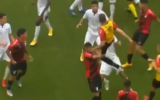 Video: Cầu thủ tung cú song phi khiến đối phương ngã ra sân ở Brazil