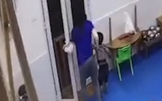 Video: Cô giáo xốc nách, đẩy học sinh mầm non ra khỏi lớp giữa tiết trời giá lạnh ở Hà Nội