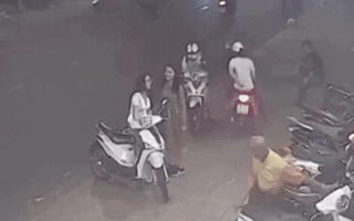 Video: Chiêu trò 'móc tay đánh lừa' để giật điện thoại trên đường phố Sài Gòn