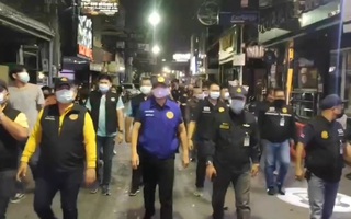 Video: Cảnh sát Thái Lan tổng kiểm tra quán bar sau khi bùng phát hơn 1.000 ca mắc COVID-19