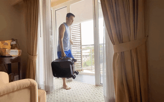 Video: HLV Kiatisak tập thể lực bằng vali khi cách ly tại Việt Nam