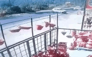Video: Ôtô mất lái lộn nhiều vòng, đâm vào một cửa hàng gốm sứ