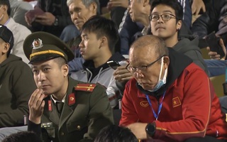Video: HLV Park Hang Seo cho kẹo chiến sĩ an ninh gây sốt mạng xã hội
