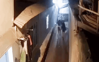 Video: Hai tên cướp giật phăng chiếc balô của cô gái đang đeo trên lưng