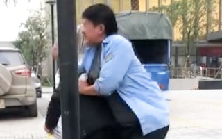 Video: Tài xế đánh khách chờ xe buýt vì bị chê xe đi lòng vòng