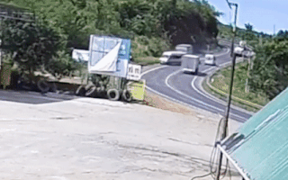 Video: Xe khách và xe tải lật nhào ở khúc cua gắt tại Đắk Nông