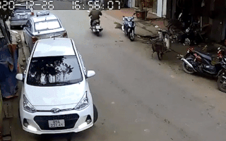 Video: Pha lùi xe của nữ tài xế làm nhiều người choáng váng