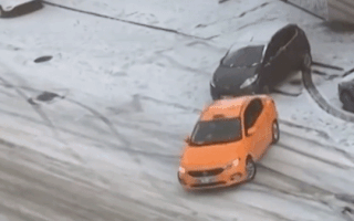 Video: Nhiều ô tô trượt dài trên dốc tuyết ở Thổ Nhĩ Kỳ
