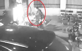Video: Truy tìm người phụ nữ lấy trộm túi tiền của bà cụ bán thịt nướng