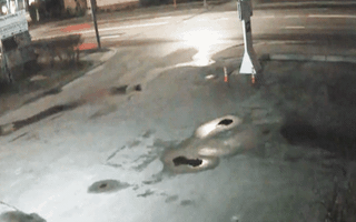 Video: Xe sang BMW bị chẻ đôi sau khi lao như đạn bắn vào cột điện