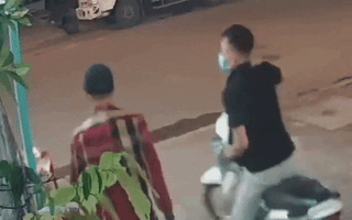 Video: Hai thanh niên giật phăng chiếc điện thoại trên tay bé gái