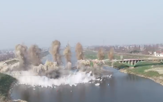 Video: Khoảnh khắc cây cầu dài gần 250m nổ tung
