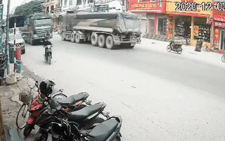Video: Xe ben húc đuôi xe máy, đẩy đi một đoạn dài mới biết