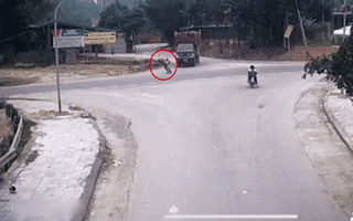 Video: Nam sinh thoát nạn trong gang tấc sau khi lọt gầm xe tải, nhưng người ngồi bên đường tử vong