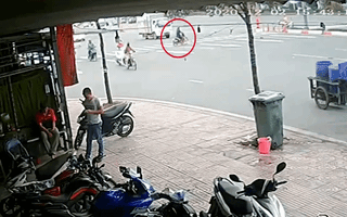 Video: Băng ngang đường khi có đèn đỏ, người đi xe máy bị xe tải tông tử vong