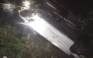 Video: Ô tô Mercedes lao xuống kênh trong đêm, tài xế chết ngạt trong xe