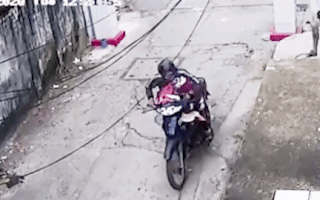 Video: Vừa ôm đống quần áo lên xe tẩu thoát, tên trộm bị đạp ngã xuống đường
