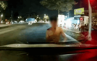 Video: Chiêu trò chặn đầu xe lấy áo lau kính rồi xin tiền đểu trong đêm ở TP.HCM