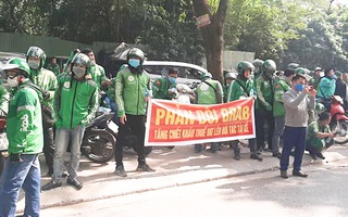Video: Hàng trăm tài xế Grab tập trung phản đối chính sách tăng 10% thuế