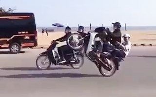 Video: Hàng chục thanh niên đầu trần, bốc đầu phóng xe máy ầm ầm ở Sầm Sơn