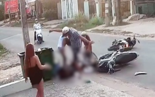 Video: Người đàn ông lao vào đánh nữ sinh dã man sau tai nạn ở Bình Dương