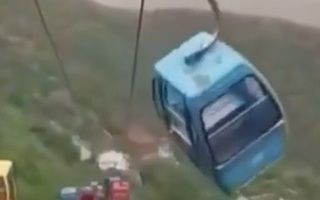 Video: Cabin cáp treo lắc lư trong gió khiến nhiều người hoảng sợ