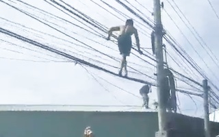 Video: Vây bắt tên trộm leo lên dây điện để tẩu thoát