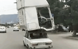 Video: Ô tô 'cõng' cabin xe đầu kéo chạy trên đường phố