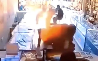 Video: Iphone phát nổ khi đang thay pin