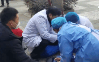 Video: Quan chức y tế ngất xỉu khi đang phòng chống dịch COVID-19