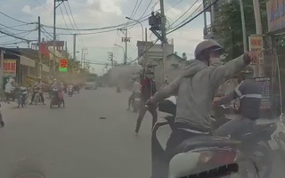 Video: Băng cướp táo tợn dùng bình xịt hơi cay tấn công người đi đường