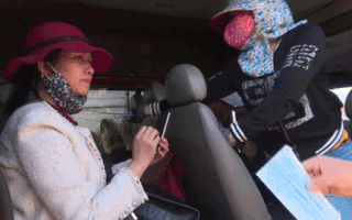 Video: CSGT dừng xe phát hơn 5.000 khẩu trang y tế phòng dịch virus corona