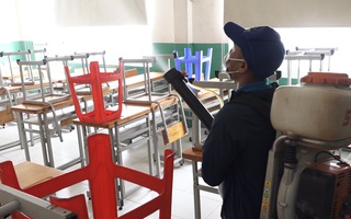 Video: Khẩn trương khử trùng trường, lớp tại TP.HCM
