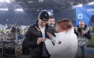 Video: Đội nhặt bóng xếp chữ giúp CĐV cầu hôn bạn gái