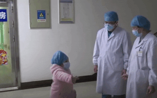 Video: Bé gái 5 tuổi nhảy múa cảm ơn bác sĩ sau khi được chữa hết virus corona